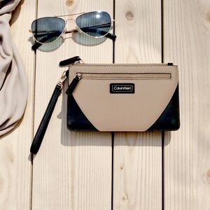 CALVIN KLEIN SAFFIANO LEATHER WRISTLET MEDIUM GRAY BLACK